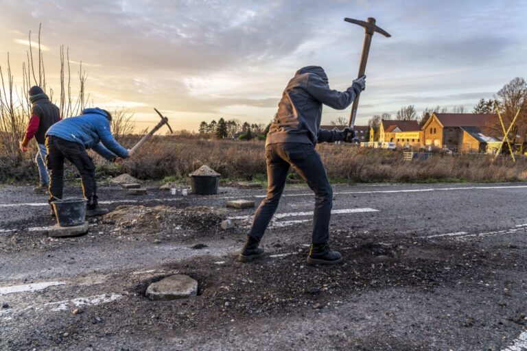 Linksextremismus: Besetzer hacken in Lützerath die Straßen auf, um Barrikaden einzubetonieren.