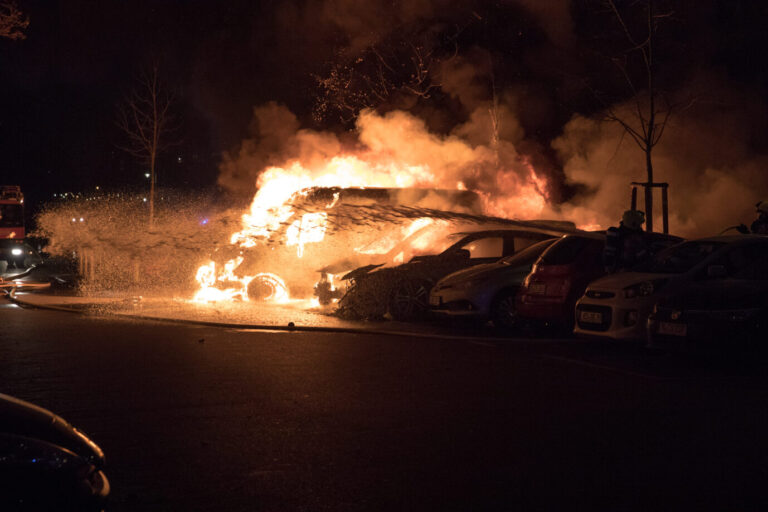 Brennendes Auto während Silvester in Berlin.
