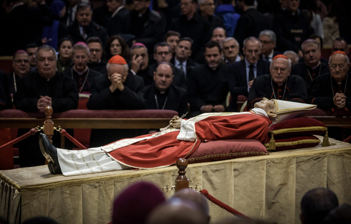 Der aufgebahrte Leichnahm des ehemaligen Papstes Benedikt XVI. war für einen ZDF-Journalisten Anlaß zum Spott.