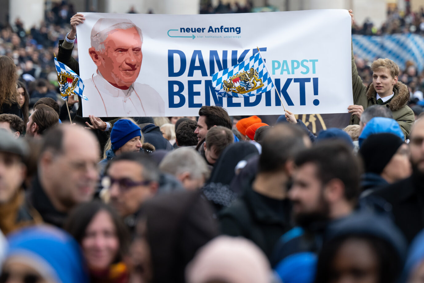 Gläubige nehmen an der öffentlichen Trauermesse für den emeritierten Papst Benedikt XVI. auf dem Petersplatz teil. Der emeritierte Papst Benedikt XVI. starb am 31.12.2022 im Alter von 95 Jahren im Vatikan. Wegen des Verdachts der „Verunglimpfung des Andenkens Verstorbener“ ermittelt nun die Berliner Polizei gegen „queer.de“.