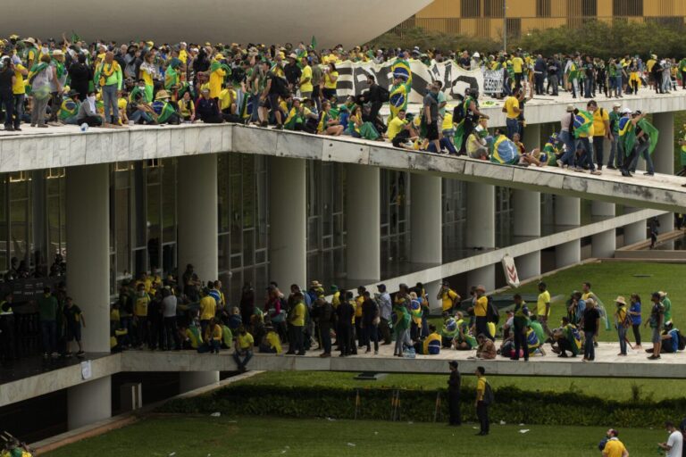 Gegen Lula: Bolsonaro-Anhänger erstürmen das Parlamentsgebäude in der brasilianischen Hauptstadt Brasilia.