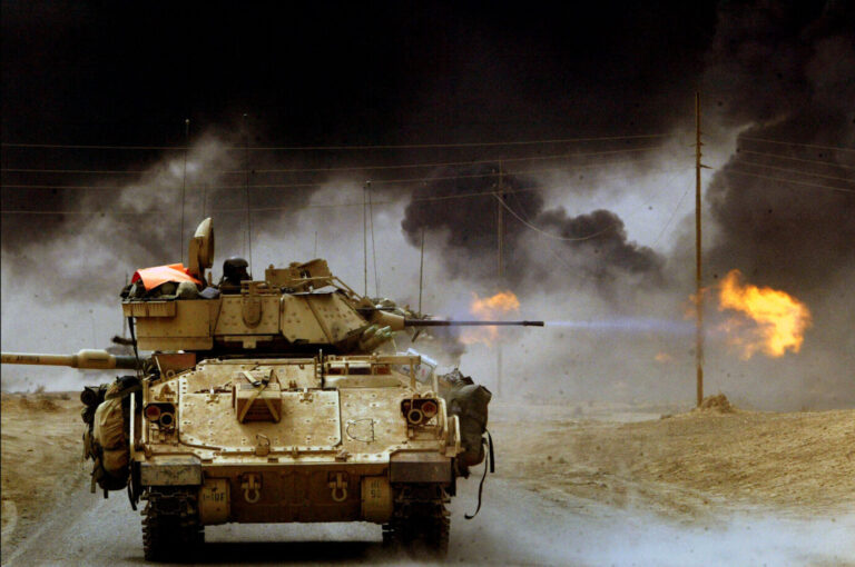 "Bradley" Schützenpanzer im Gefecht im Irak 2003. Aber auch "Marder" aus Deutschland sollen an die Ukraine geliefert werden.
