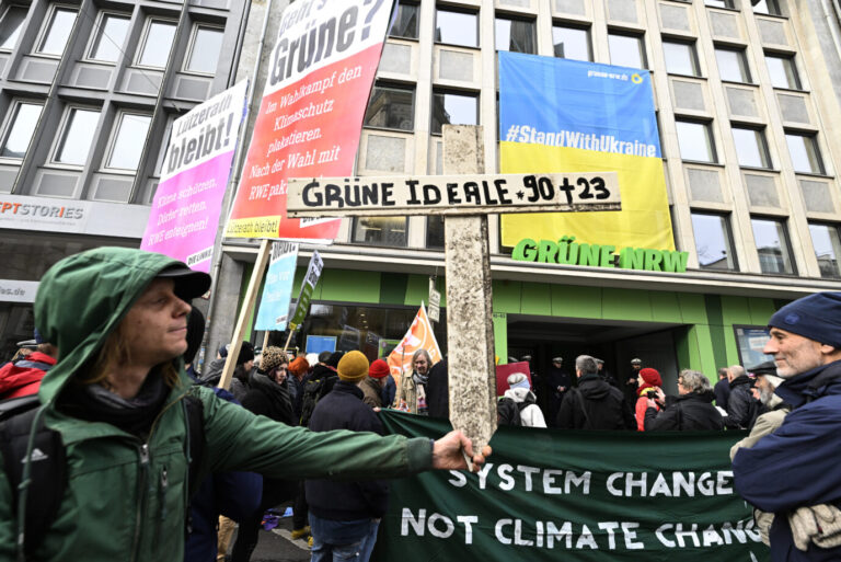 Linke Gruppen demonstrieren vor der Grünen Parteizentrale gegen die Lützerath-Räumung. Die Grüne Jugend stellt sich gegen die Mutterpartei.