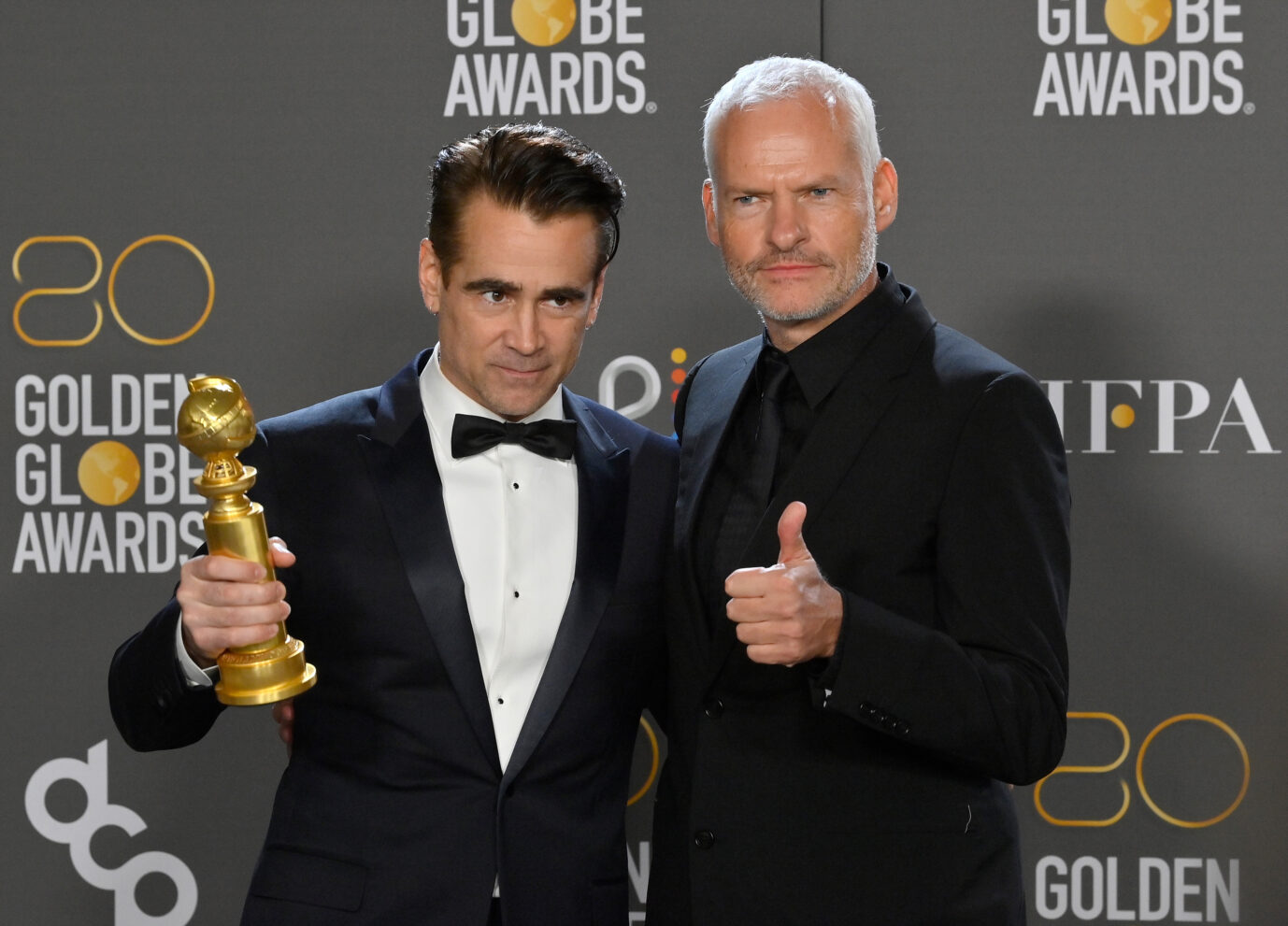 Schauspieler Colin Farrell (l.) und Regisserur Martin McDonagh freuen sich über die Golden Globes für ihren Film "The Banshees of Inisherin".