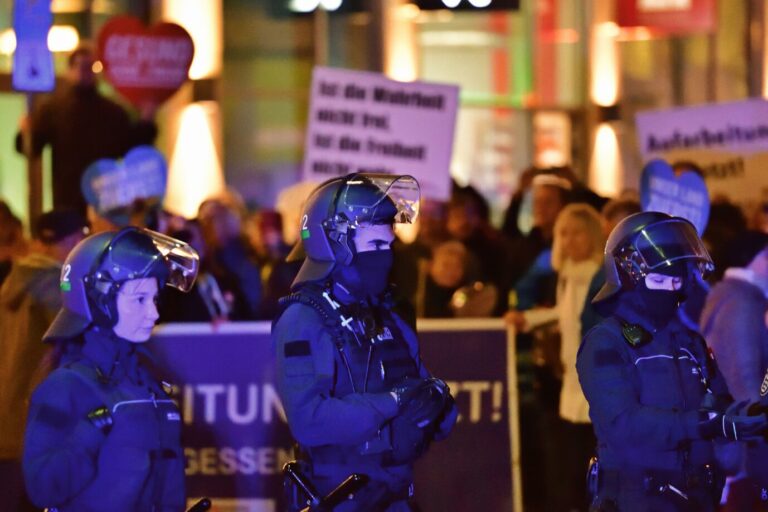 Polizisten bei einer Corona-Demonstration: Laut Niedersachsens Verfassungsschutzpräsident Dirk Pejril enstehen aktuell rechte Mischszenen Foto: picture alliance / Daniel Kubirski