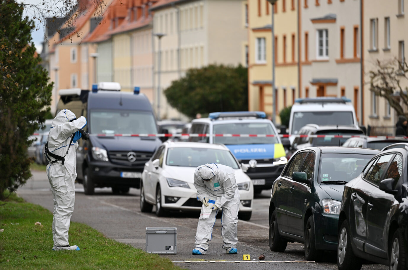Die Erfurter Polizei sichert am Ort des mutmaßlich linksextremen Angriffs Spuren: Die Beamten gehen von einem politischen Motiv aus