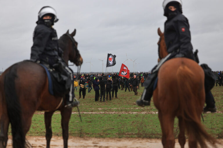 Berittene Polizisten vor dem Protest-Camp Lützerath: Im Vorfeld war dazu aufgerufen worden, „Cops“ zu töten, Reul zieht Bilanz