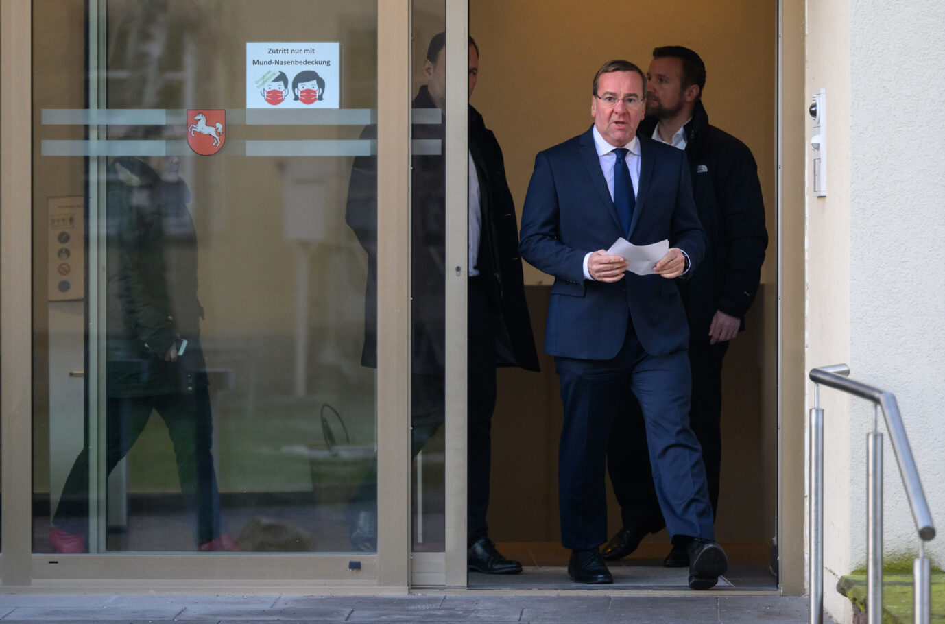Verteidigungsminister Boris Pistorius (SPD) geht durch eine Tür, gefolgt von Mitarbeitern.
