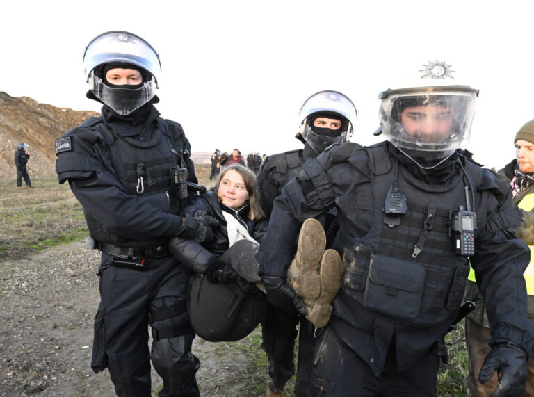 Polizisten tragen die Klimaschützerin Greta Thunberg von den Protesten bei Lützerath weg. Protest gegen grüne Klimapolitik ist nur Kulissenschieberei.