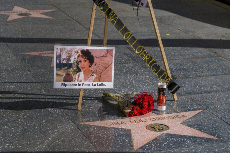 Blumen liegen am Stern von Gina Lollobrigida auf dem Walk of Fame in Los Angeles.