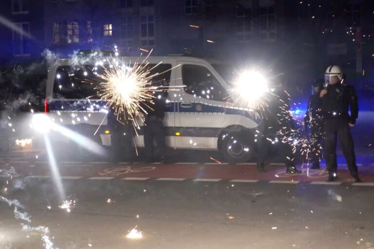 Vornamen bleiben geheim: In der Silvester-Nacht kam es in Berlin zu schweren Ausschreitungen. Dutzende Polizisten und Feuerwehrleute wurden verletzt.