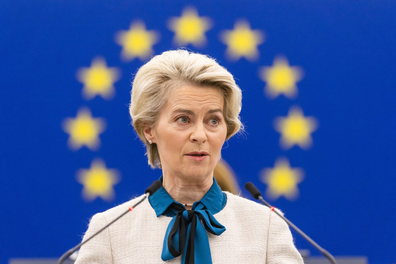 EU-Kommissionspräsidentin Ursula von der Leyen steht vor dem Sternenbanner der EU.