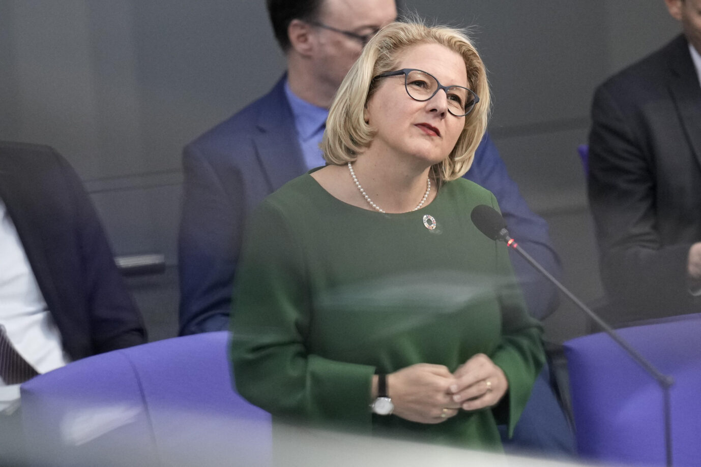 Entwicklungsministerin Svenja Schulze (SPD) steht im Bundestag. Geschlechtergerechtigkeit ist ihr wichtig.