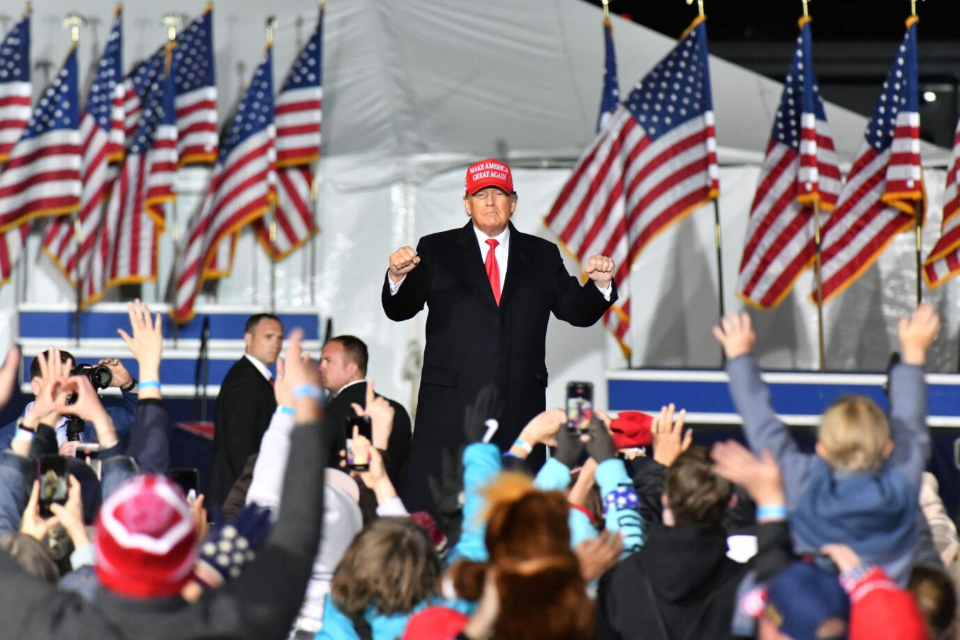 Ex-US-Präsident Donald Trump, hier bei einem Wahlkampf-Auftritt in Georgia im März 2022, ist beliebter als Amtsinhaber Joe Biden.