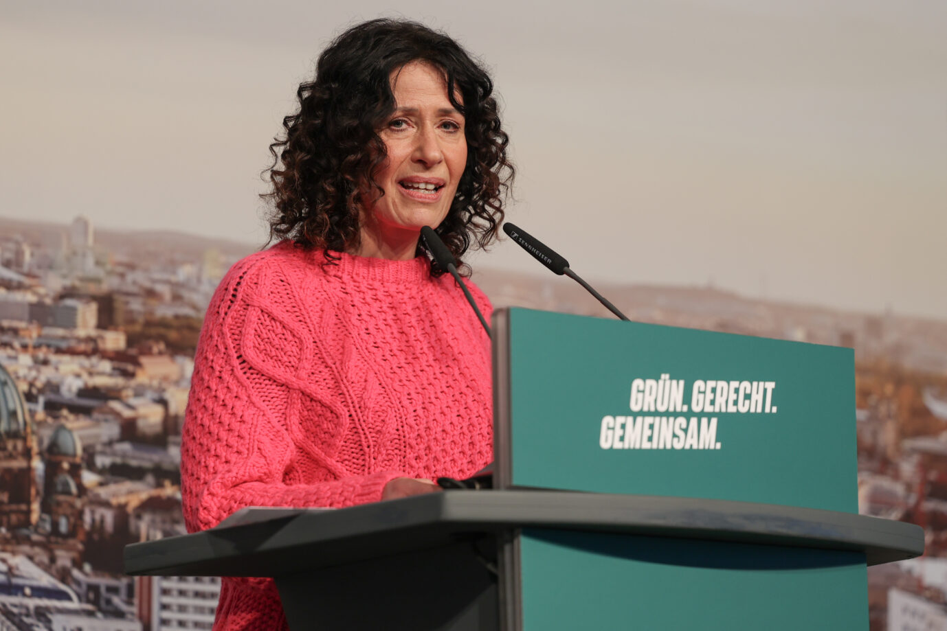 Berlins Umweltsenatorin Bettina Jarasch (Grüne) steht am Rednerpult und spricht ins Mikrofon.