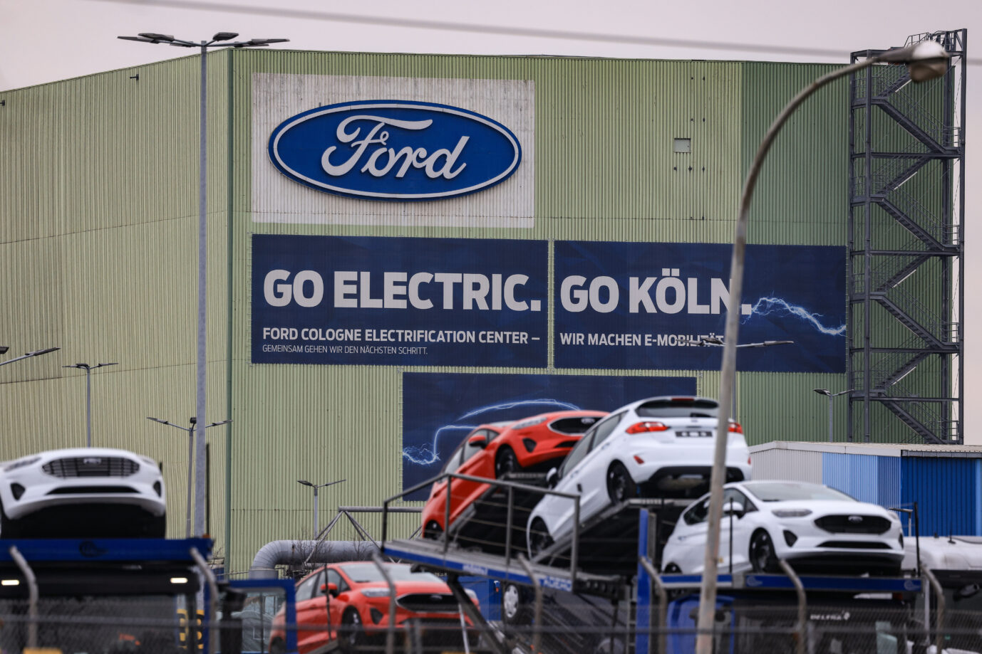 Autos stehen auf Transportfahrzeugen auf dem Werksgelände von Ford. Der Autobauer Ford will an seinem Kölner Standort nach Angaben des Betriebsrats im großen Stil Jobs abbauen. Sollte das Management sein bisheriges Vorhaben durchsetzen, könnten bis zu 3200 Stellen wegfallen. (Zu dpa: «IG Metall: Ford will in Köln bis zu 3200 Stellen abbauen»)
