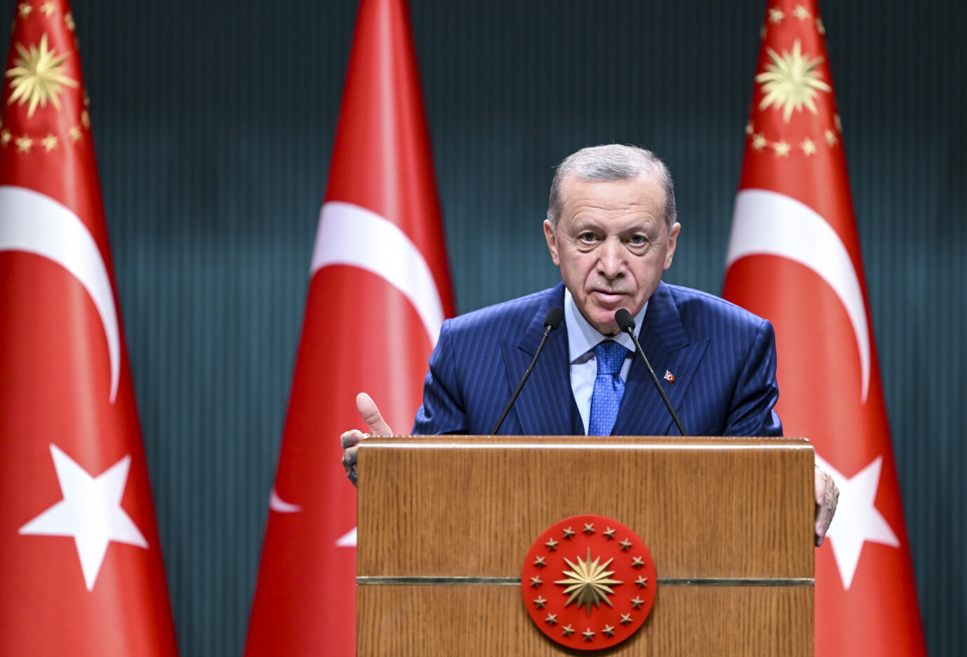 Der türkische Präsident Recep Tayyip Erdogan steht an einem Rednerpult vor Flaggen. Er ist gegen Schwedens Natobeitritt.