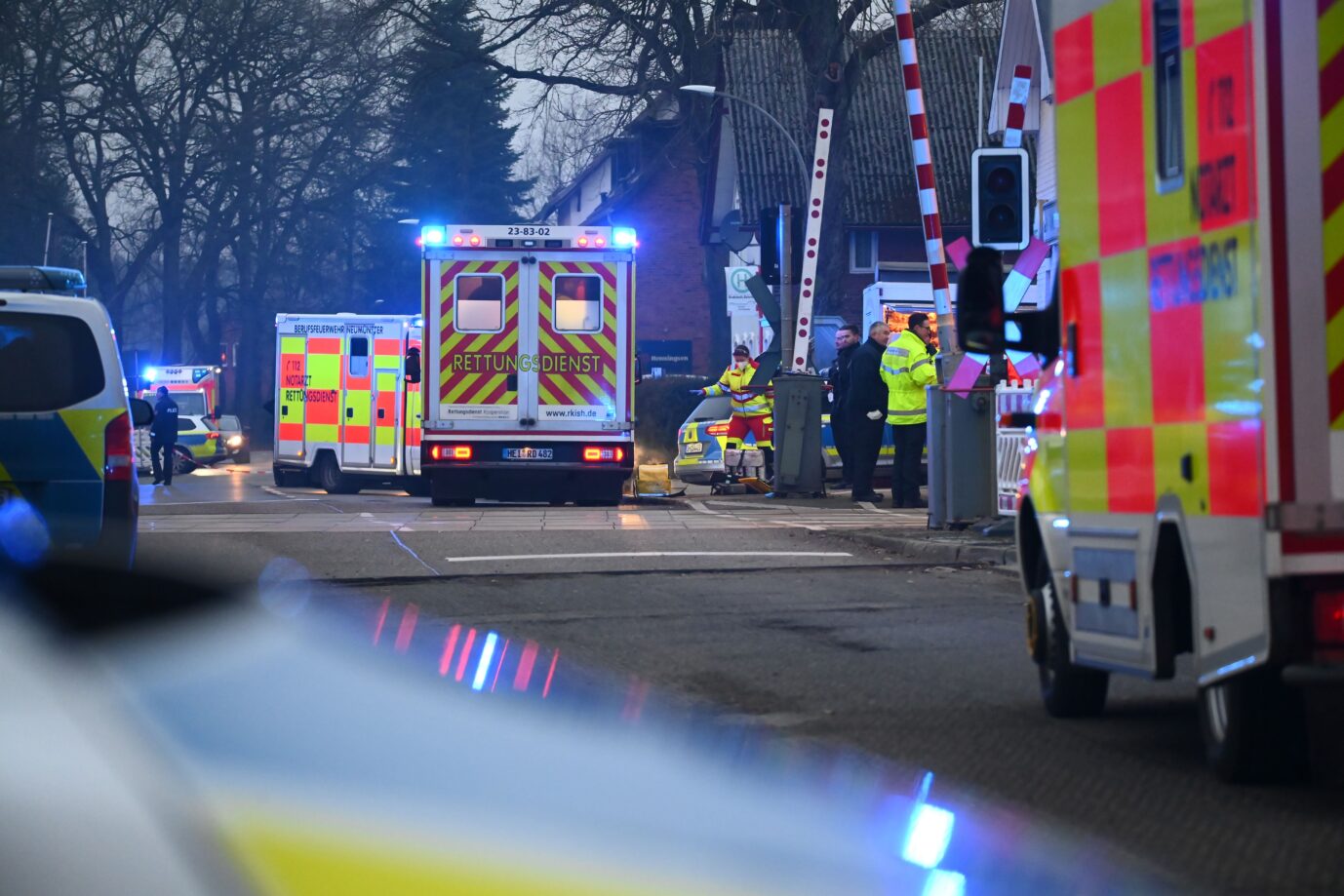 Einsatzkräfte der Polizei und Feuerwehr und Rettungsdienste sind an einem Bahnübergang am Bahnhof Brokstedt im Einsatz. Bei einer Messerattacke in einem Regionalzug von Kiel nach Hamburg sind zwei Menschen getötet und mehrere verletzt worden.