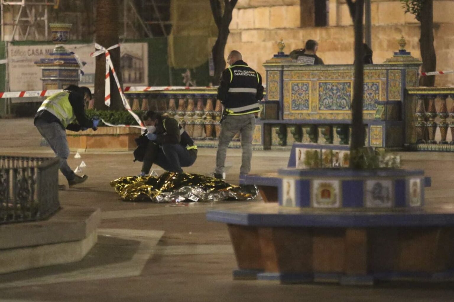 Von Islamist ermordet: Der tote Küster liegt auf dem zentralen Platz von Algeciras.