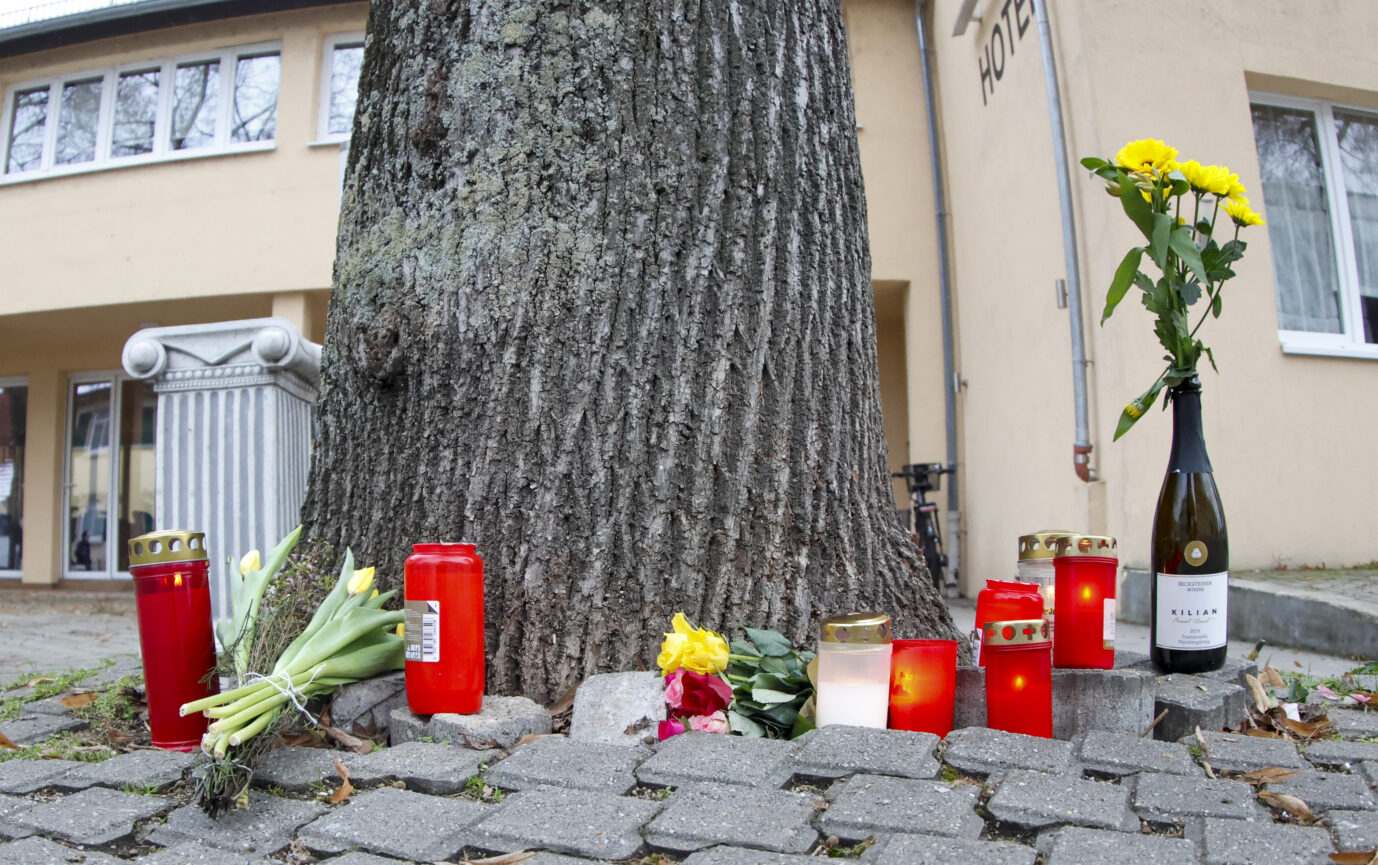 Blumen erinnern an die Rentnerin, die in Bad Mergentheim starb, nachdem ein Intensivtäter sie angriff.