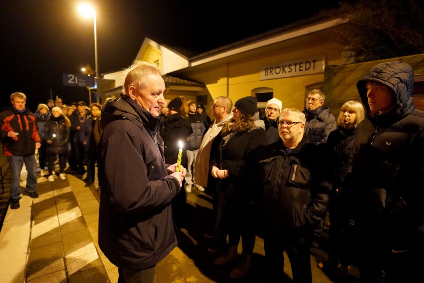 Bürgermeister Clemens Preine (CDU) spricht bei einer Gedenkveranstaltung auf dem Bahnhof zu den Einwohnern von Brokstedt.