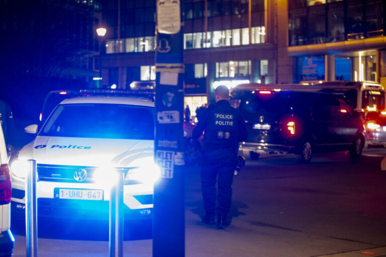 Polizisten sichern die Brüsseler U-Bahnstation nach dem Messerangriff. Die Lichter des Polizeiwagens leuchten.