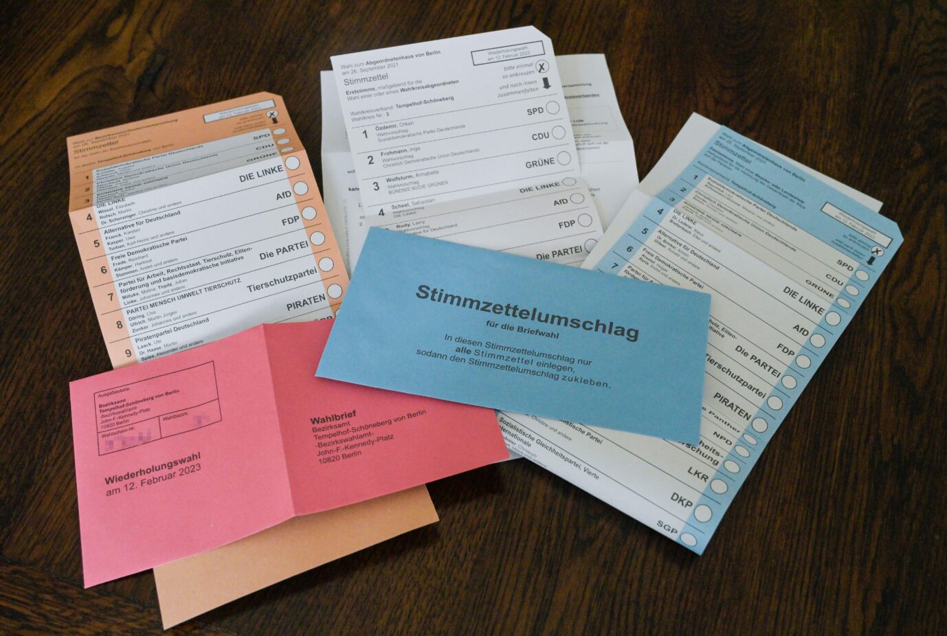 Briefwahlunterlagen mit Wahlzettel für die Erststimme, Zweitstimme und für die BVV, Wahlunterlagen zur Berliner Wiederholungswahl am 12.02.2023, Berlin, Deutschland