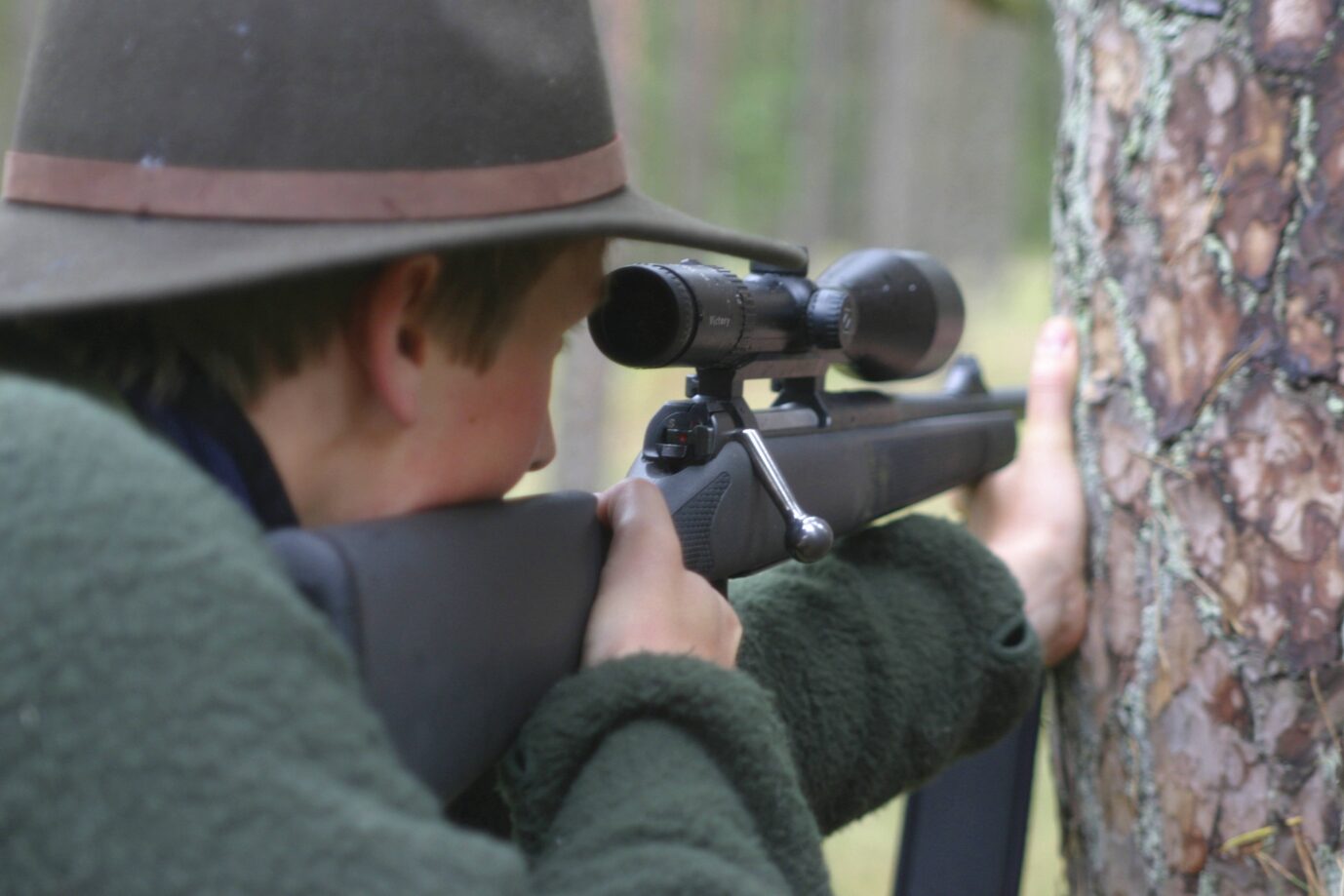 Ein Jäger zielt mit seinem Gewehr während der Jagd. Ihnen drohen nun Enteignungen, wenn das Waffenrecht verschärft wird.
