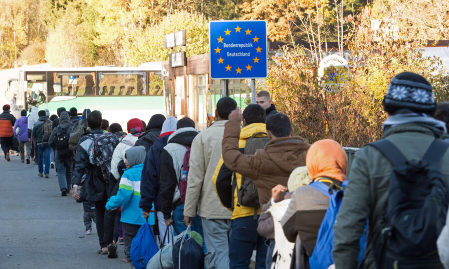 Migranten überqueren die deutsche Grenze, Kommunen waren am Ende ihrer Käfte (Archivbild): Die