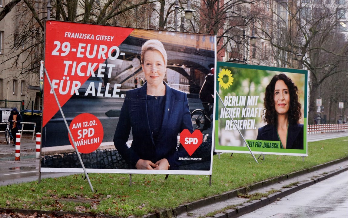 Pannenserie: Wahlplakate in Berlin mit der Regierenden Bürgermeisterin Franziska Giffey (SPD) und Bettina Jarasch (Grüne).