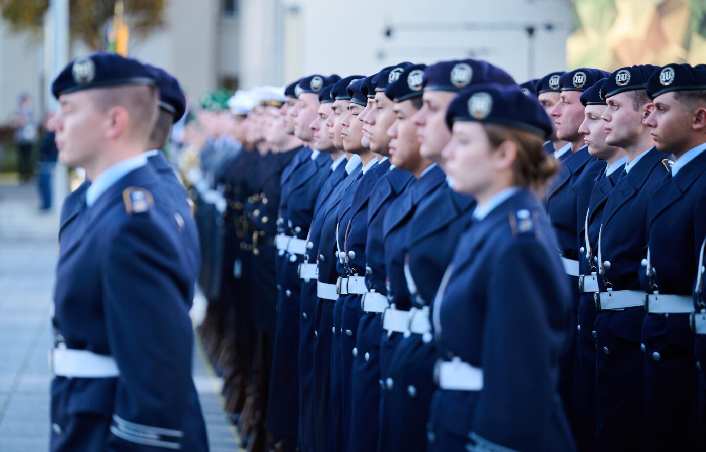 Bundeswehrrekruten werden auf dem Paradeplatz des Bundesministeriums der Verteidigung vereidigt – einige Angehörige der Bundeswehr verweigern den Kriegsdienst