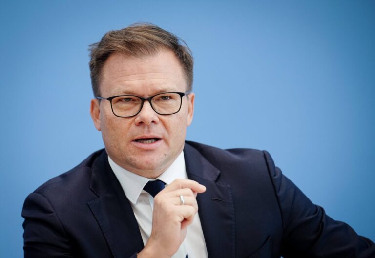 Der Ostbeauftragte der Bundesregierung, Carsten Schneider (SPD), stelle seine "Diversity-Strategie" für die neuen Bundesländer vor