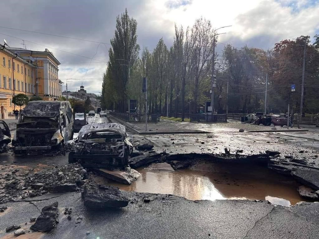 Krater nach Einschlag einer russischen Rakete auf einer Straßenkreuzung vor dem Parlamentsdistrikt in Kiew