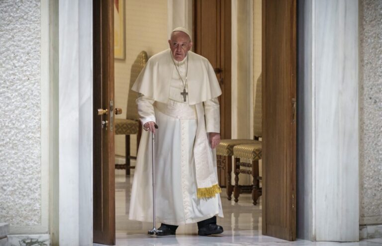 Dem Papst platzt der Kragen: Statt Mißbrauchsskandale aufzuarbeiten, nehmen die Kirchenreformer vom „Synodalen Weg“ Beschlüsse zu „geschlechtlicher Vielfalt“ an