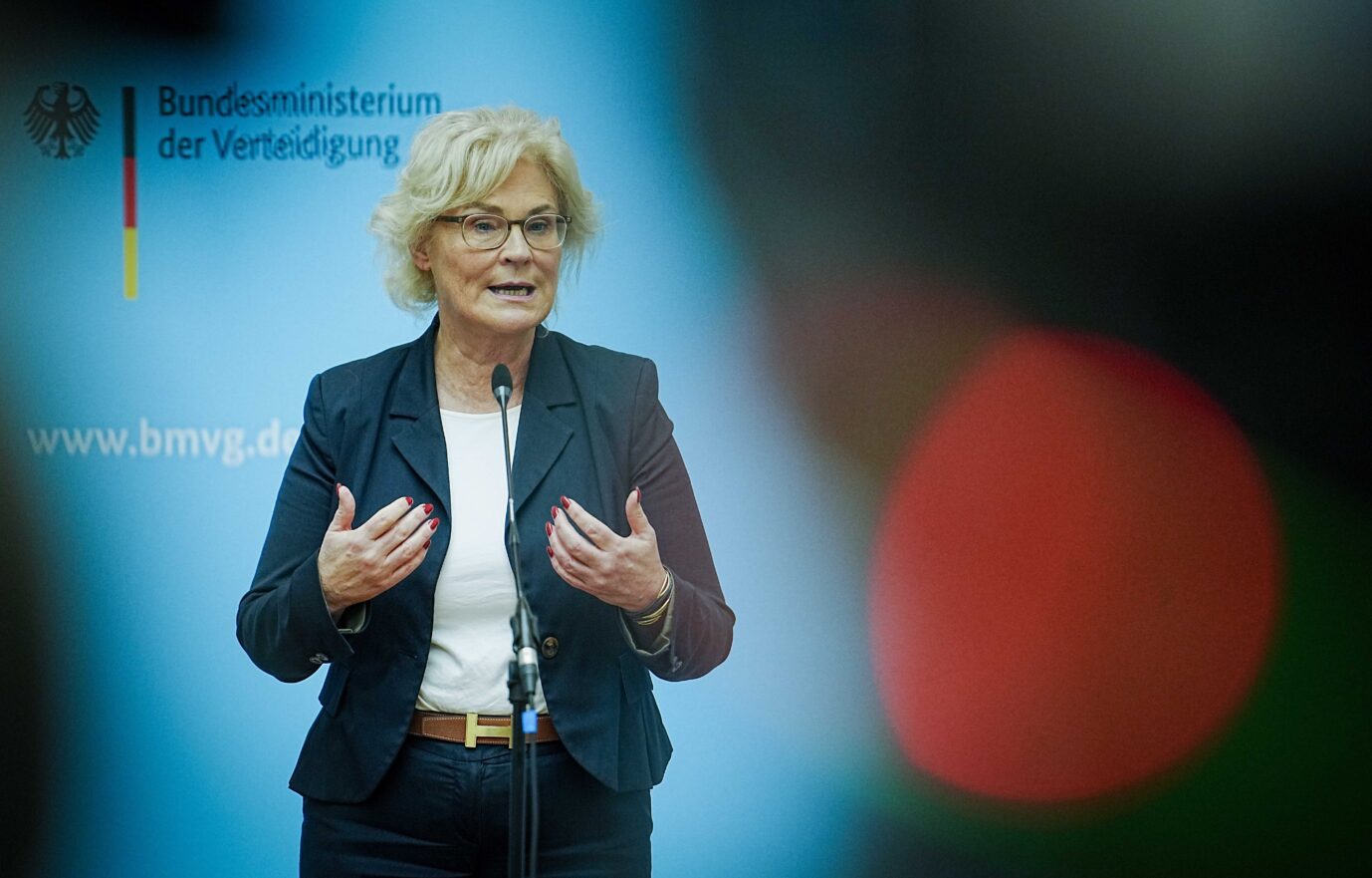 Bundesverteidigungsministerin Christine Lambrecht (SPD) auf einer Pressekonferenz in ihrem Ministerium – sie gibt deutschen Medien eine Mitschuld an ihrem Rücktritt