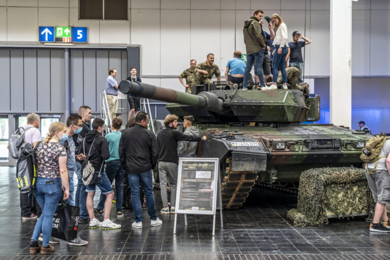 Der Kampfpanzer "Leopard" wird auf einer Messe in Hannover ausgestellt – der Druck auf Deutschland steigt, das Kriegsgerät in die Ukraine zu liefern