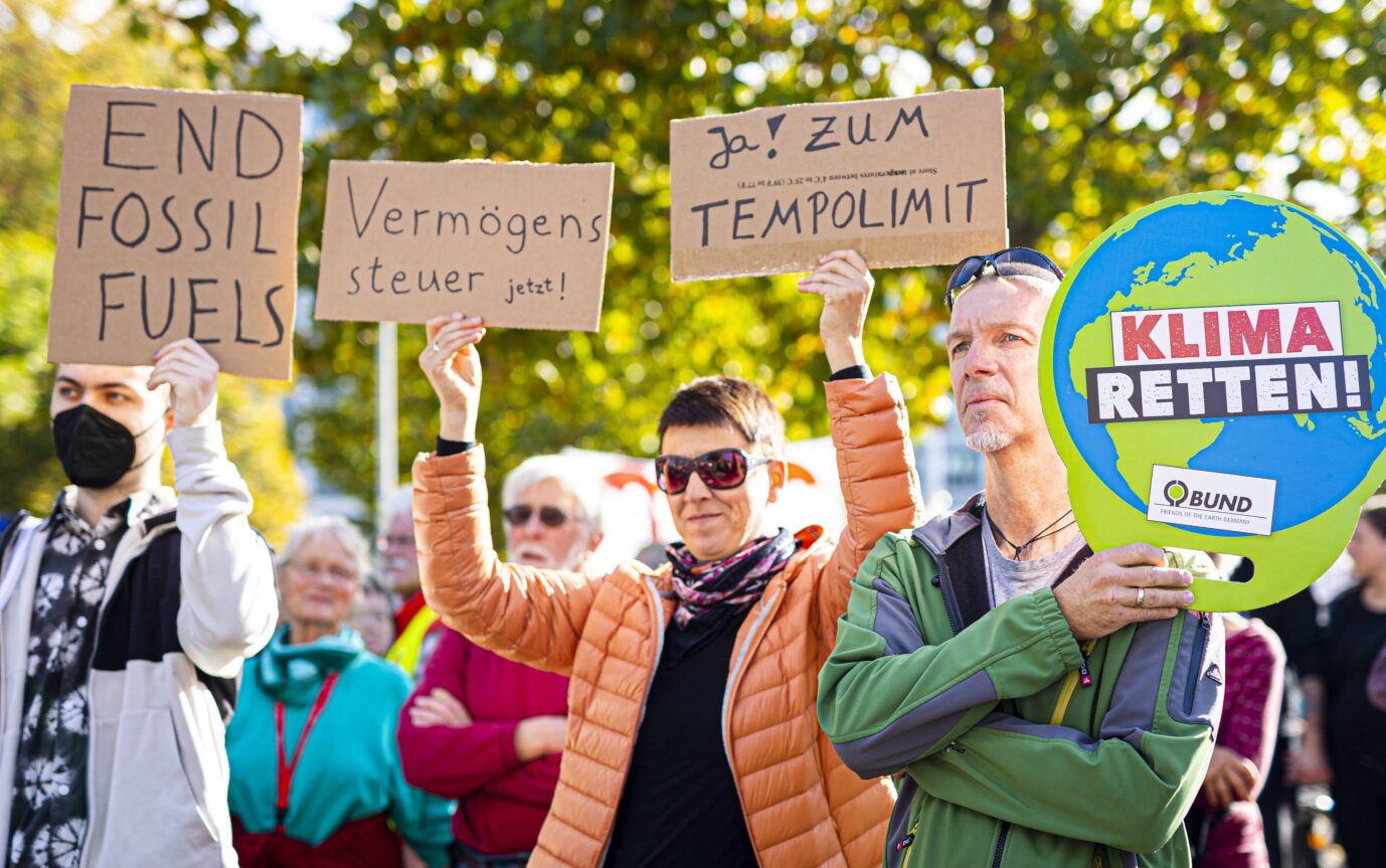 Demonstranten fordern ein Tempolimit für besseren Klimaschutz – das Verfassungsgericht in Karlsruhe hat nun eine Beschwerde mit diesem Ziel abgeschmettert