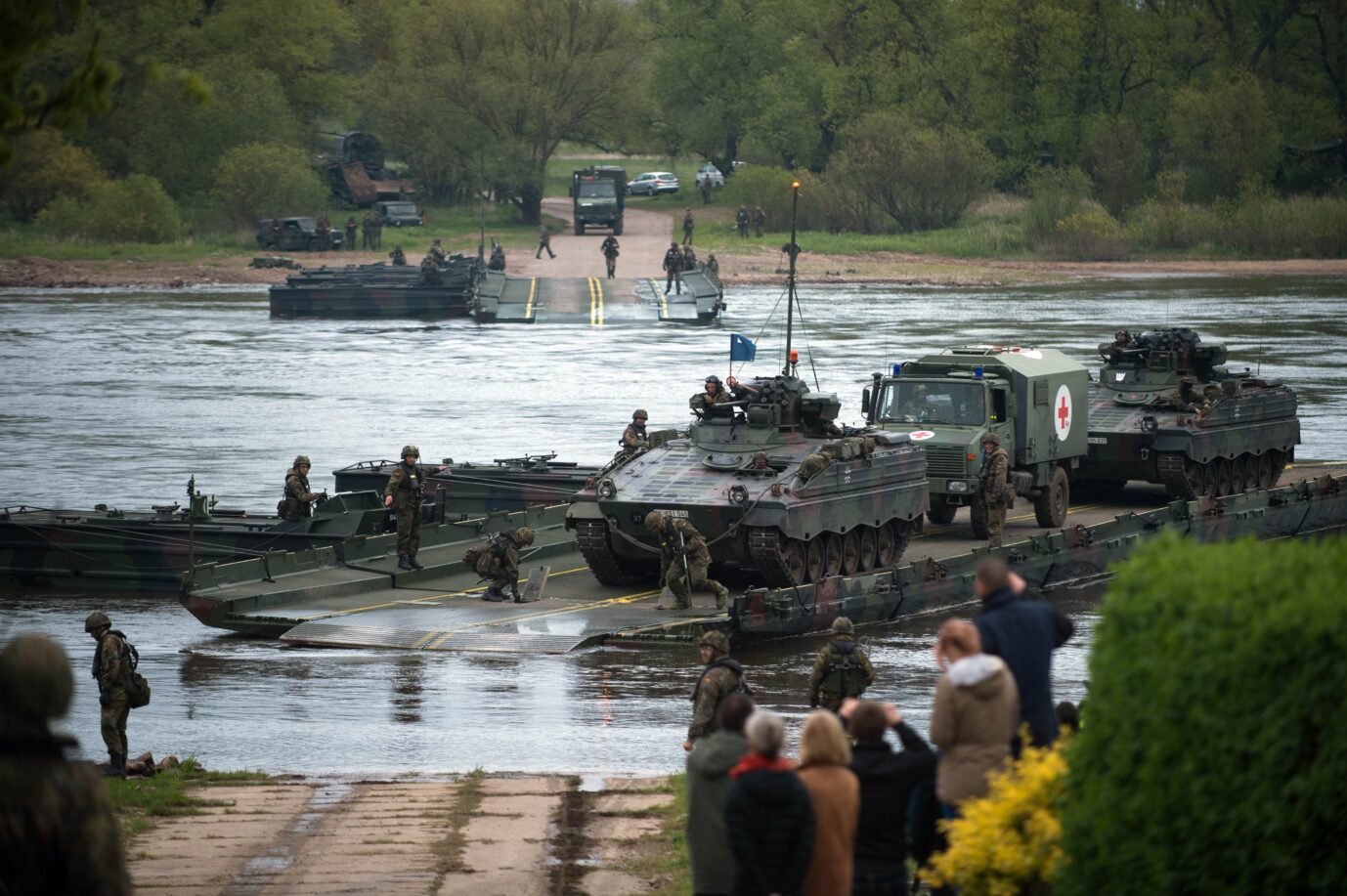 Zwei Schützenpanzer vom Typ "Marder" nehmen an einem Manöver der Bundeswehr teil