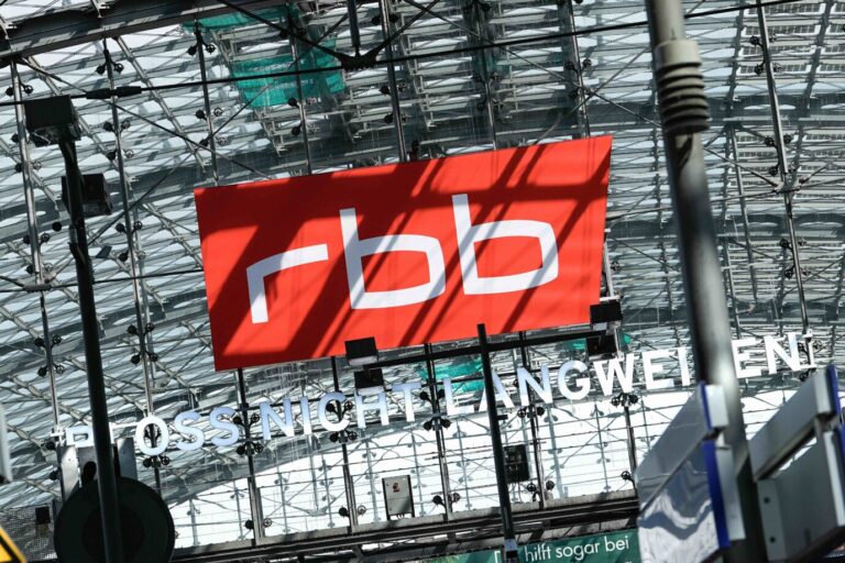 Das Logo des RBB prangt an der Fassade des Berliner Hauptbahnhofs – die Sendeanstalt kann wohl als teuerstes Perpetuum Mobile der Republik bezeichnet werden Foto: picture alliance / Flashpic | Jens Krick