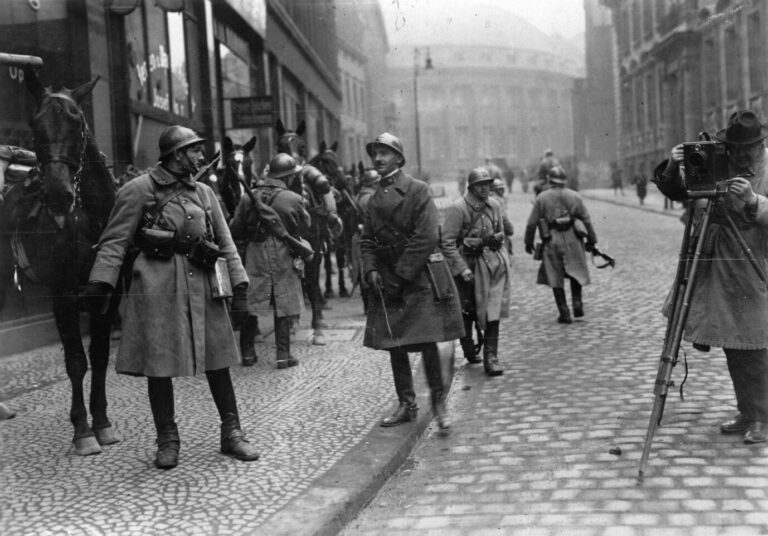 Französiche Soldaten 1923 in Essen bei der Besetzung des Ruhrgebiets