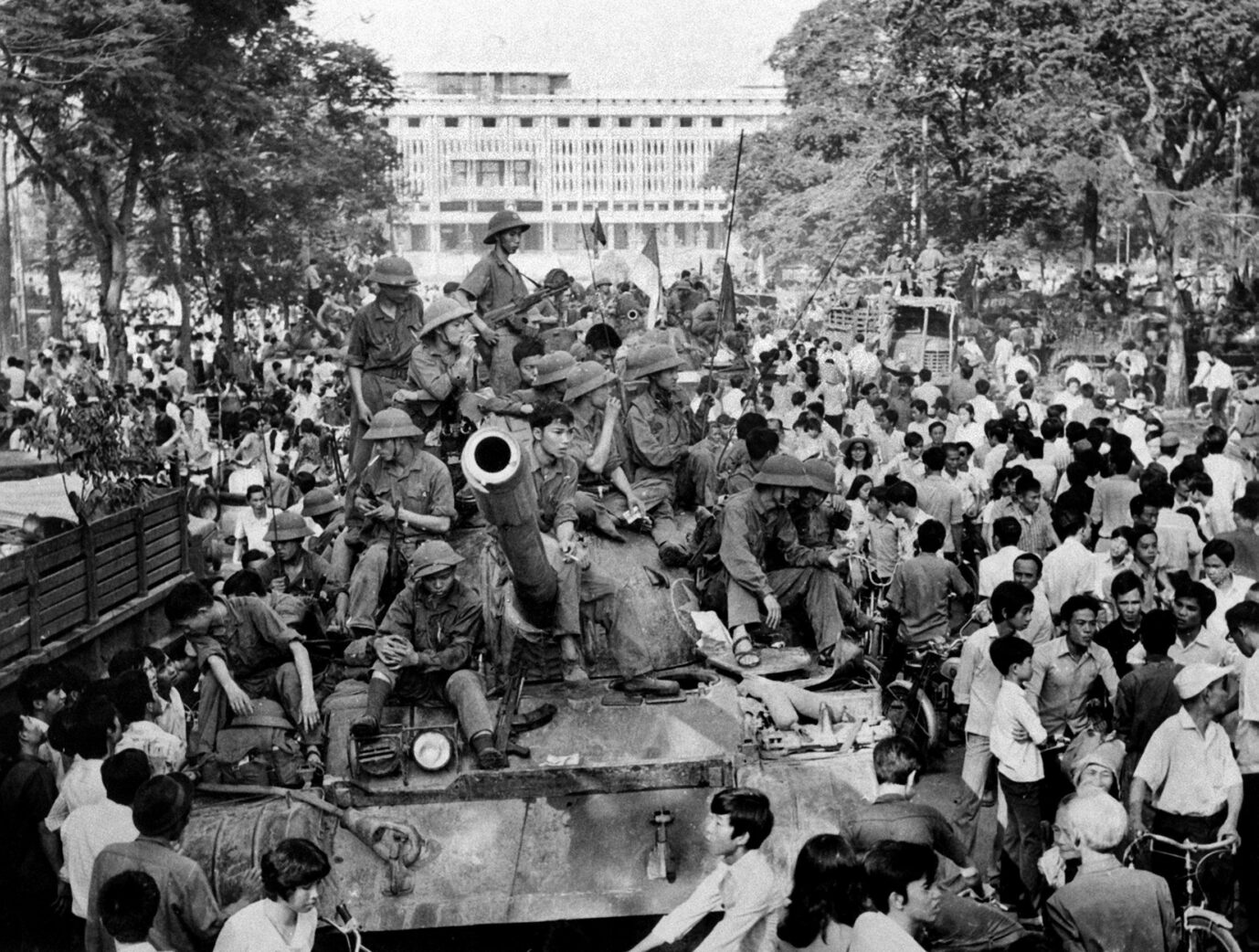 Nordvietnamesische Panzer rollen 1975 durch Saigon – der Pariser Frieden hatte sich als allzu brüchig herausgestellt