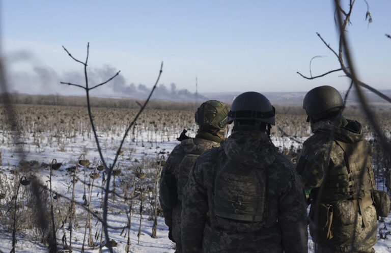 Ukrainische Soldaten blicken aus der Ferne auf das Schlachtfeld von Soledar – hat sich Rußland mit der Eroberung des Ortes die Kriegende erkämpft?