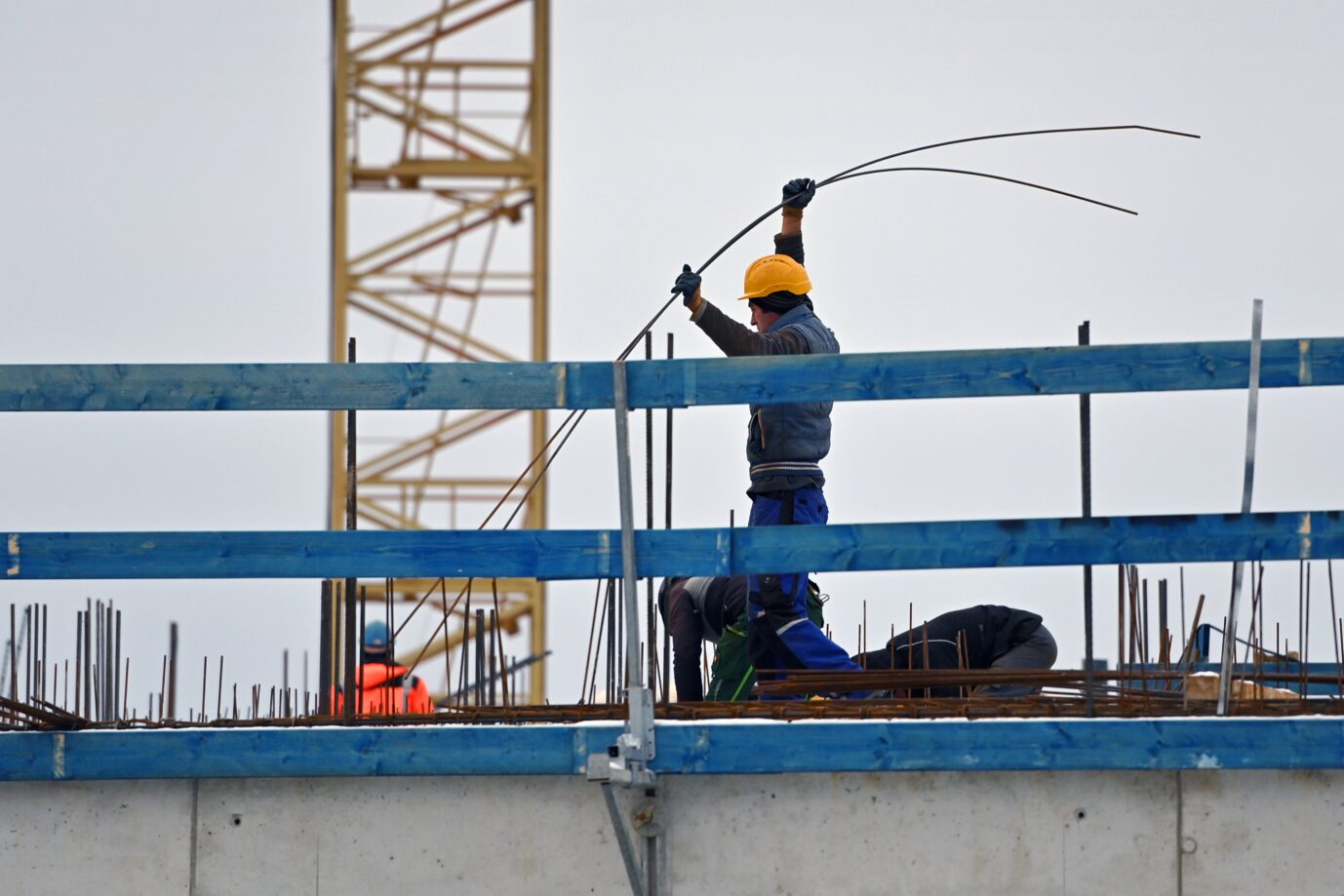 Ein Bauarbeiter steht auf einer Großbaustelle in München – laut dem DIW fehlt es in Deutschland vor allem an Sozialwohnungen