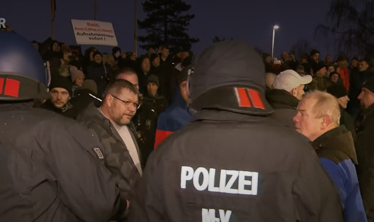 400 Migranten für Upahl: Hitzige Proteste vor dem Kreistag in Grevesmühlen gestern Abend.