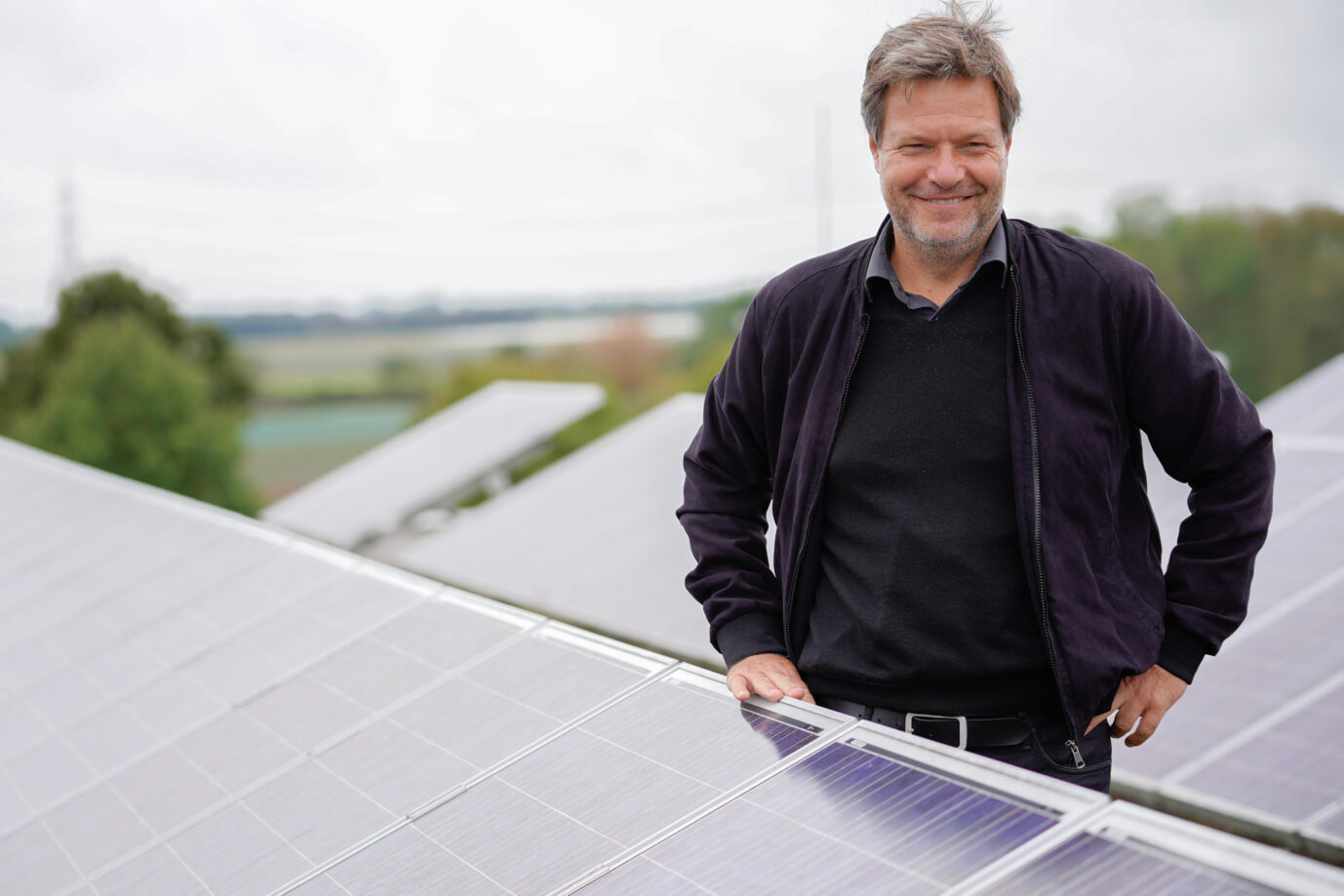 Robert Habeck vor Solarmodulen: Branchenvertreter warnen vor einer Energiewende Made in China