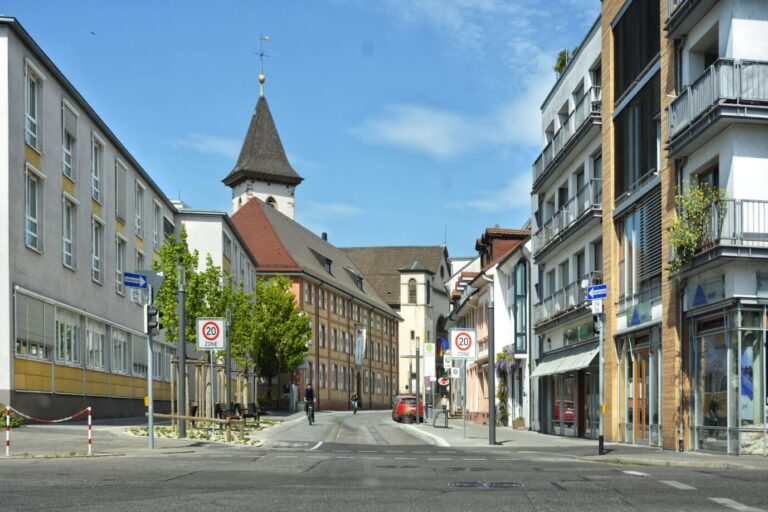 Lörrach ist eine Kreisstadt im Südwesten von Baden-Württemberg. Sie ist die größte Stadt des gleichnamigen Landkreises und Große Kreisstadt. In der näheren Umgebung liegen der Schwarzwald, das Rheintal sowie die Städte Weil am Rhein und Basel (Schweiz).