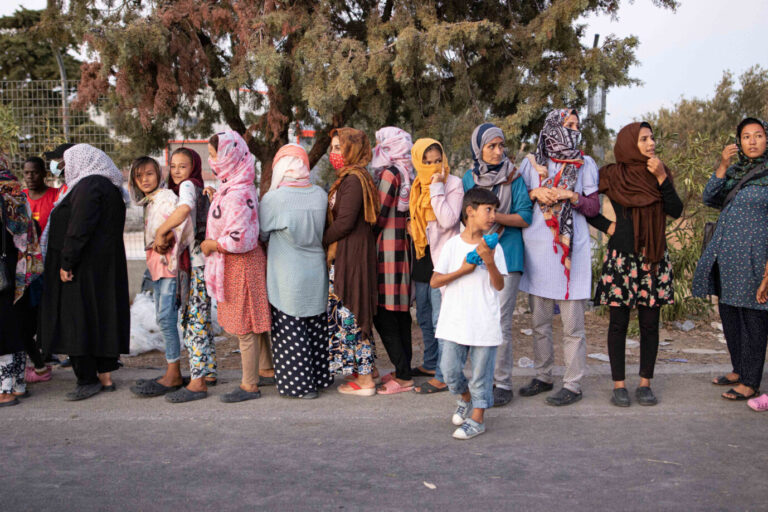 Frauen mit islamischen Kopftüchern stehen auf der Insel Lesbos Schlange. Die Asylbewerber hoffen, nach Europa zu kommen.