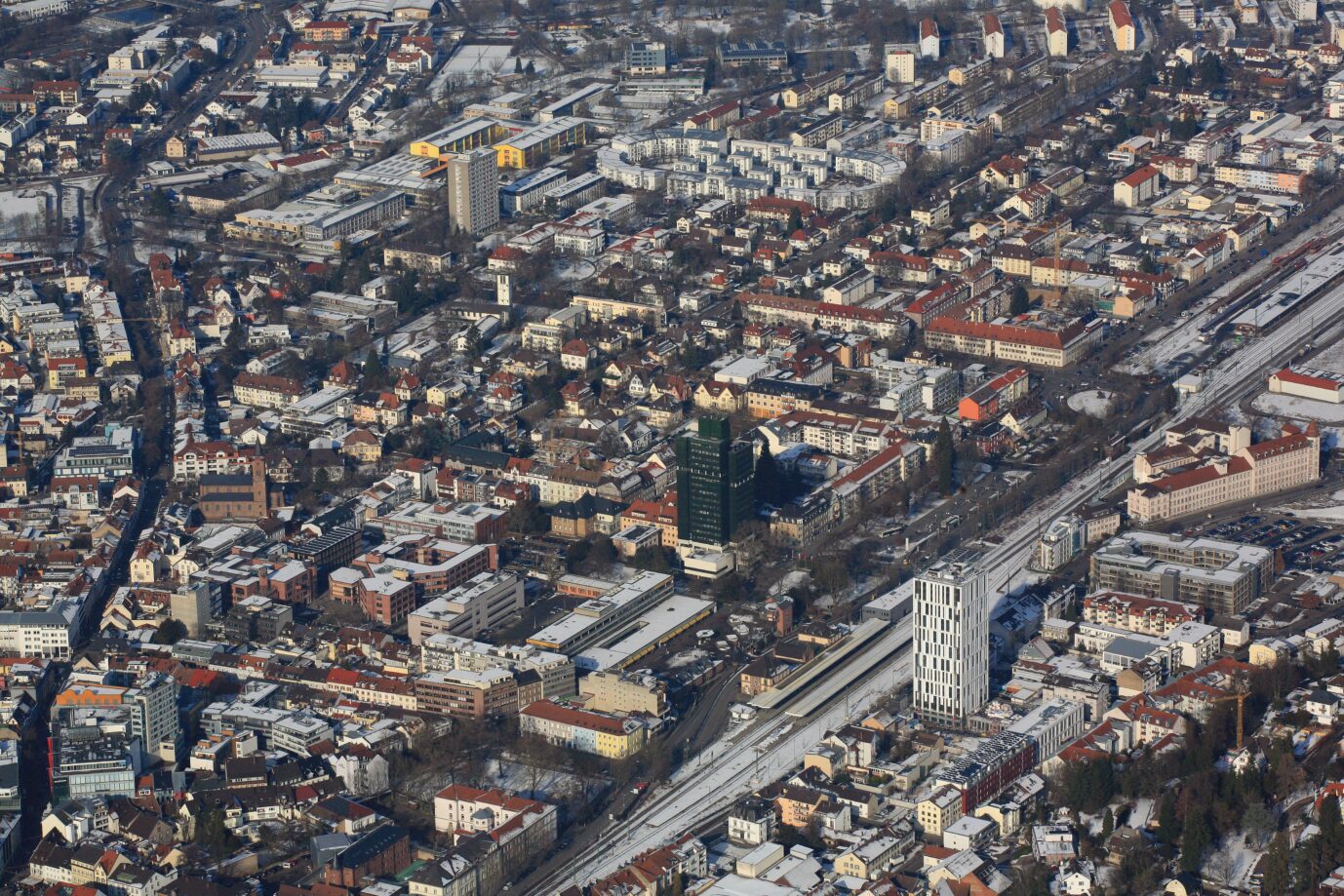 Lörrach, Innenstadtbereich mit Rathaus, Bahnhof und neuem Hotel-Hochhaus