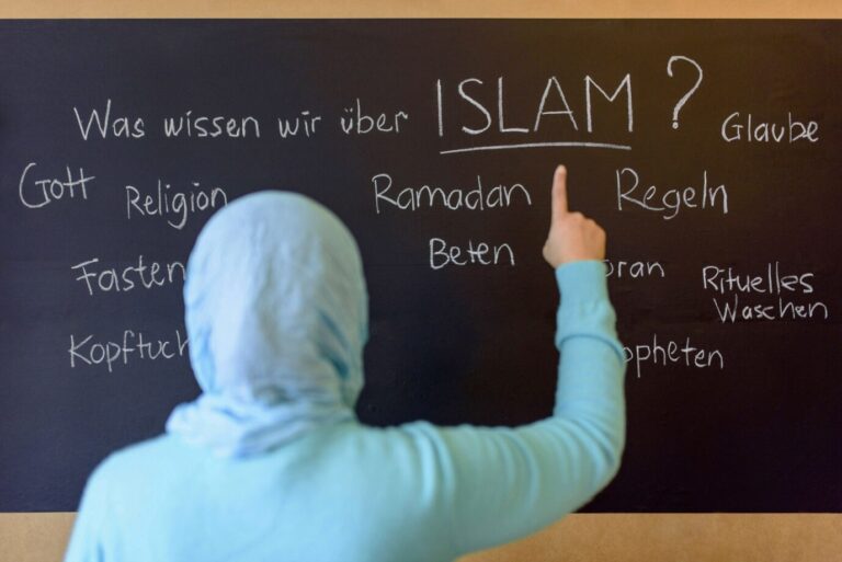 Jetzt in Deutschland möglich: Muslimische Lehrerinnen mit Kopftuch. Hier eine Szene aus dem Islam-Unterricht in Nürnberg.