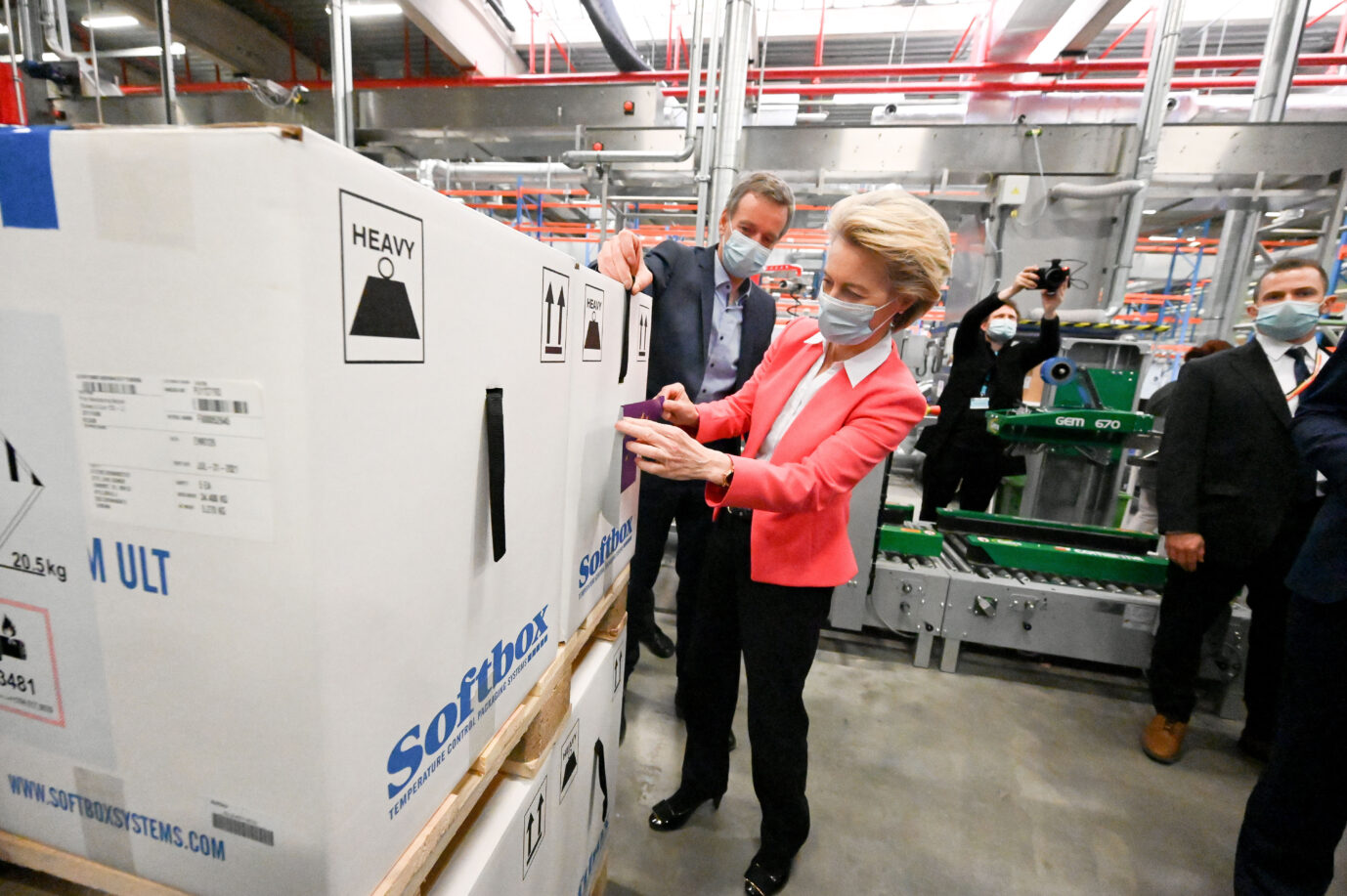 EU-Kommissionspräsidentin Ursula von der Leyen steht sinnbildlich für Brüssels Intransparenz beim Deal mit Pfizer, deren Fabrik sie besucht hat.
